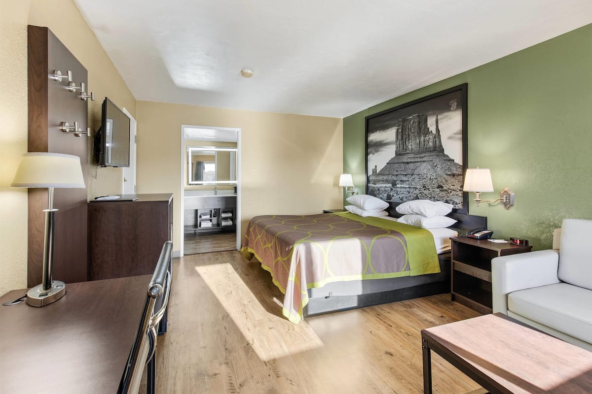 Iron/ironing board, free WiFi, bed sheets
