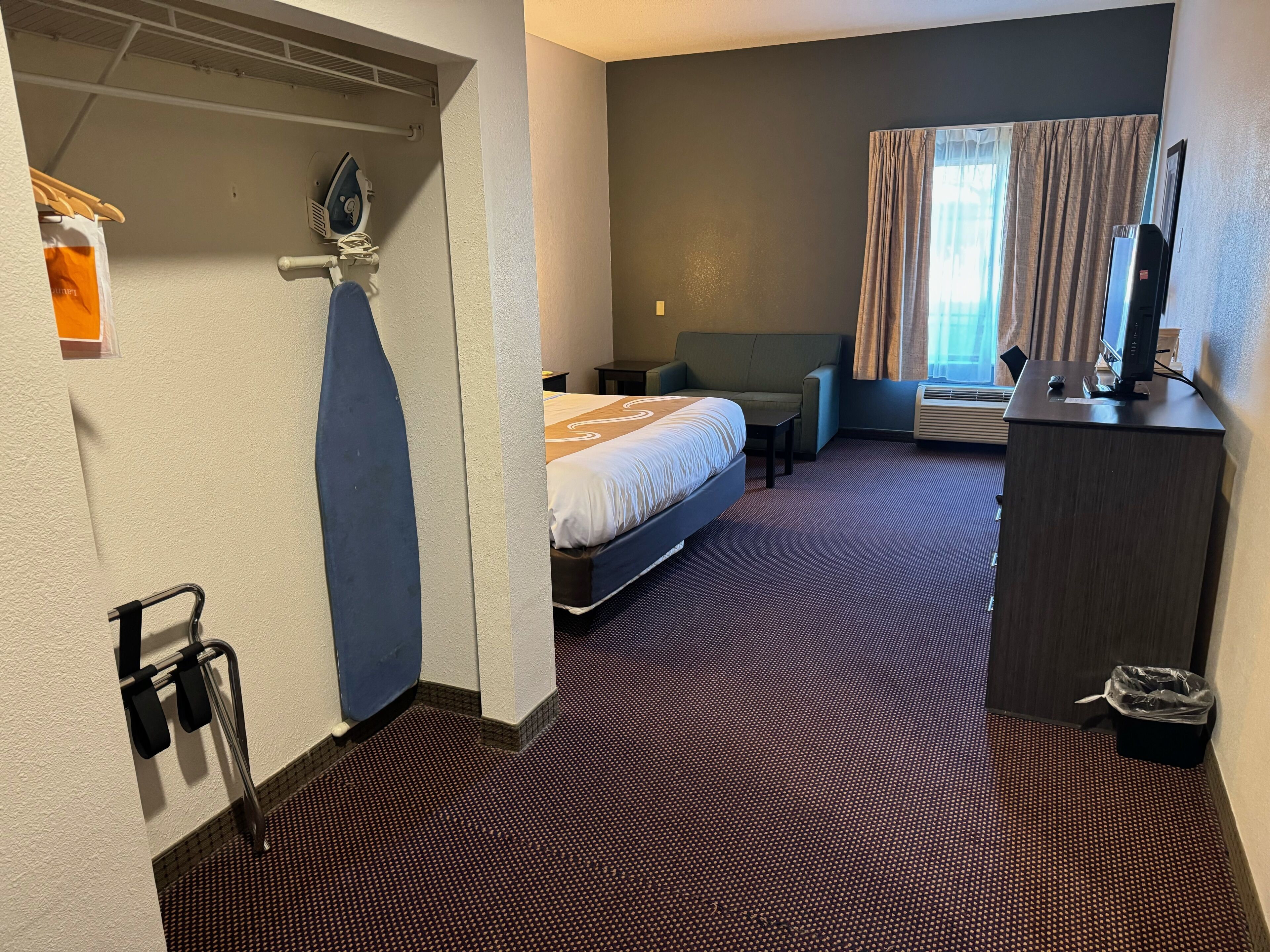 Quarto standard, 1 cama King, para não fumantes | Escrivaninha, ferros/tábuas de passar roupa, Wi-Fi de cortesia