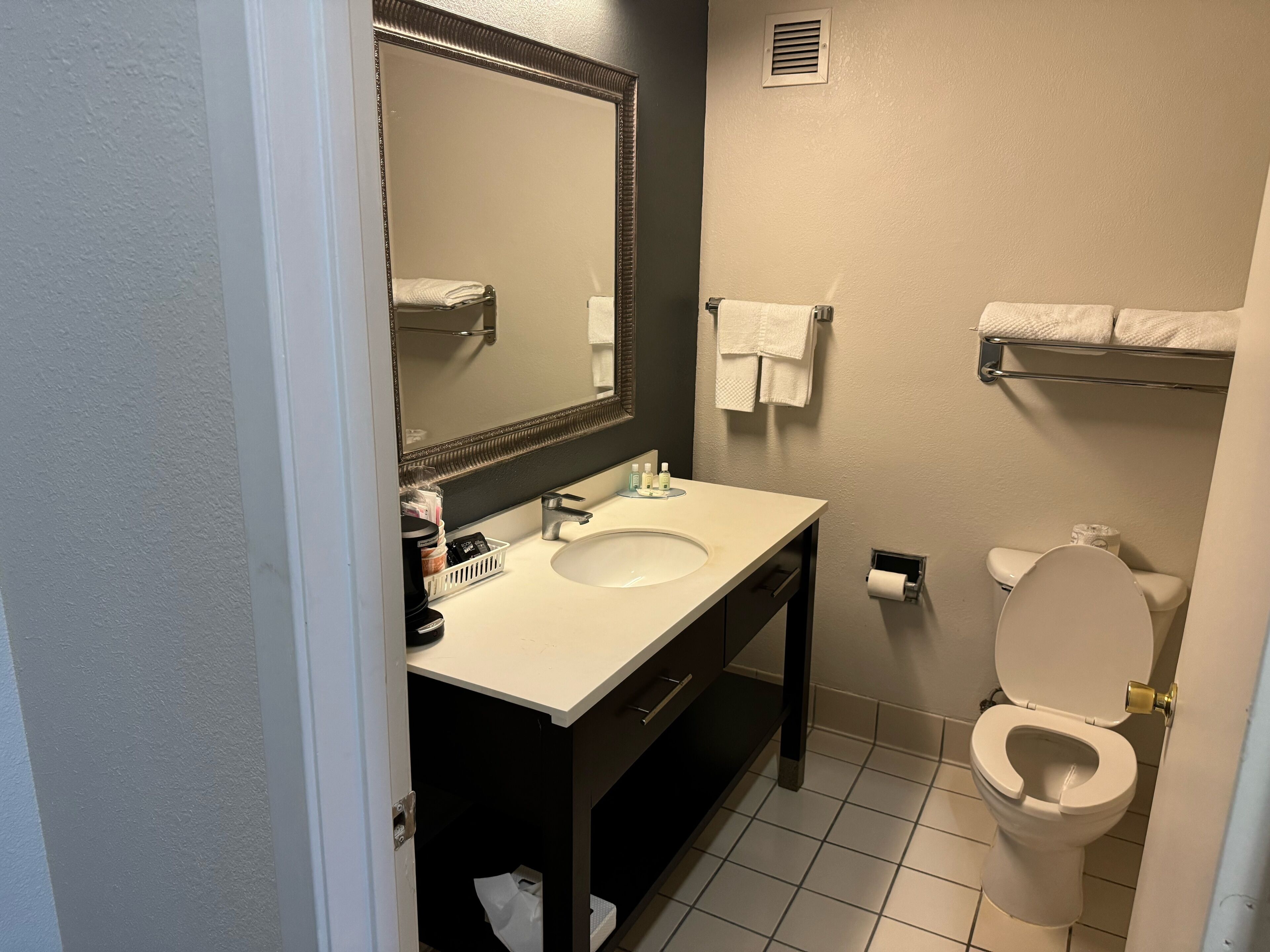 Standard Room, 1 King Bed, Non Smoking | Bathroom | Combined shower/tub, free toiletries, towels
