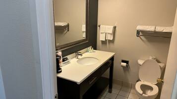 Standard Room, 1 King Bed, Non Smoking | Bathroom | Combined shower/bathtub, free toiletries, towels