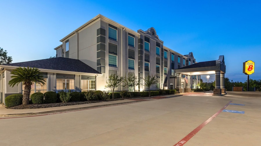 Super 8 by Wyndham San Antonio/Alamodome Area