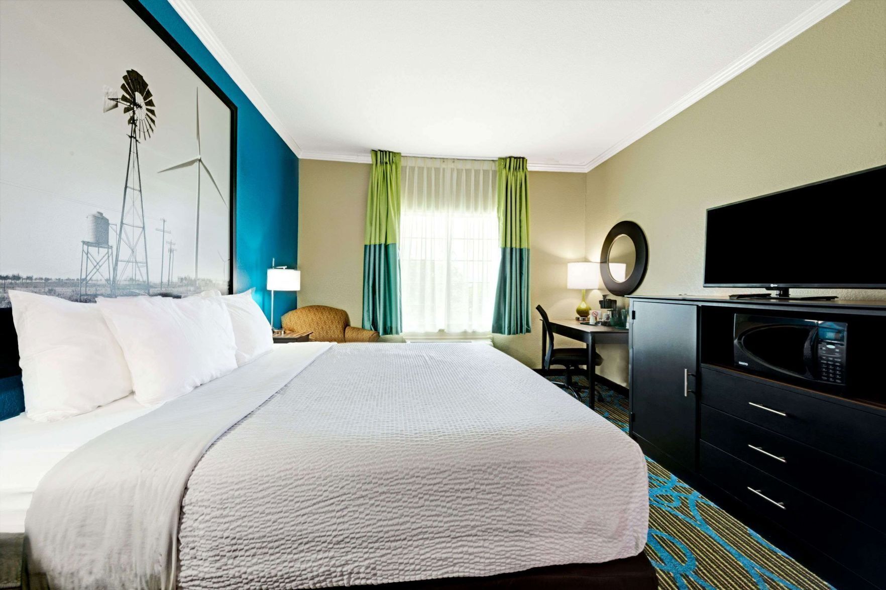 Premium bedding, desk, blackout curtains, free WiFi