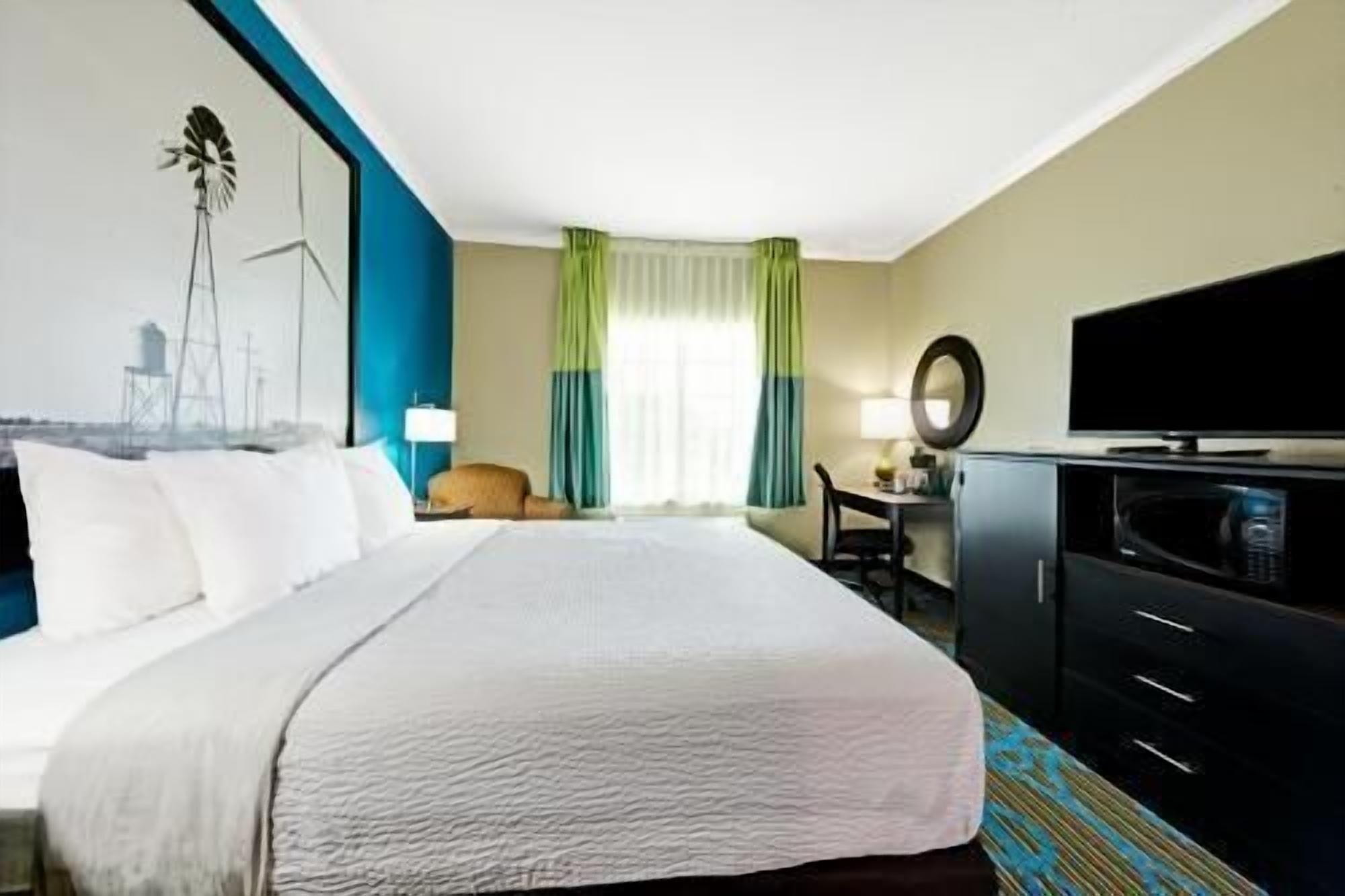 Premium bedding, desk, blackout curtains, free WiFi