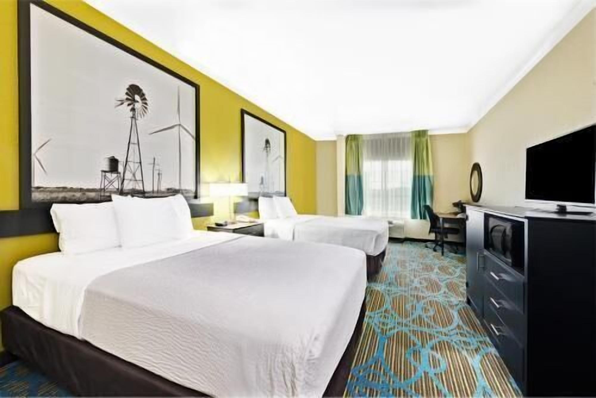 Premium bedding, desk, blackout curtains, free WiFi