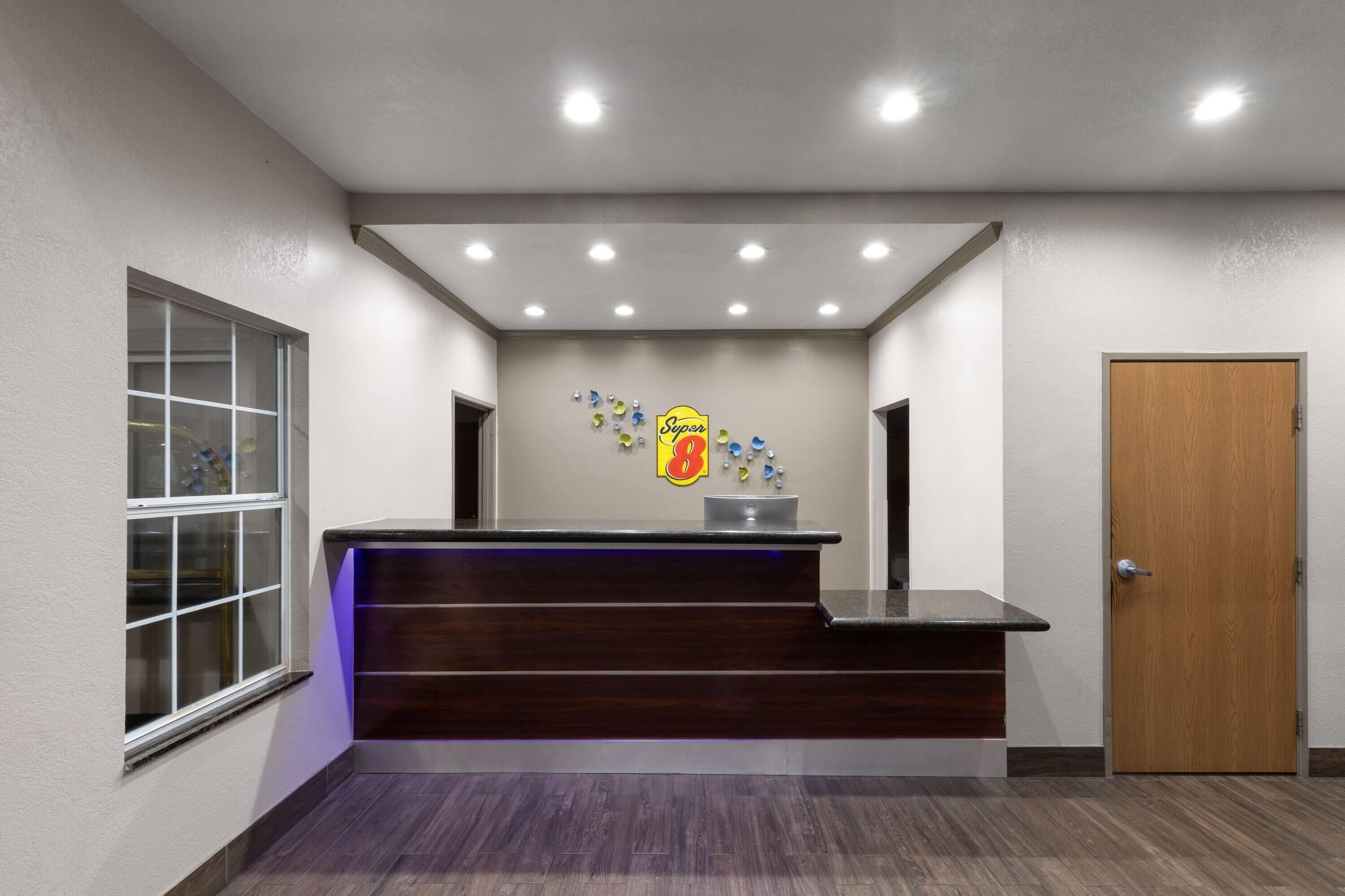 Photo - Super 8 by Wyndham San Antonio/Alamodome Area