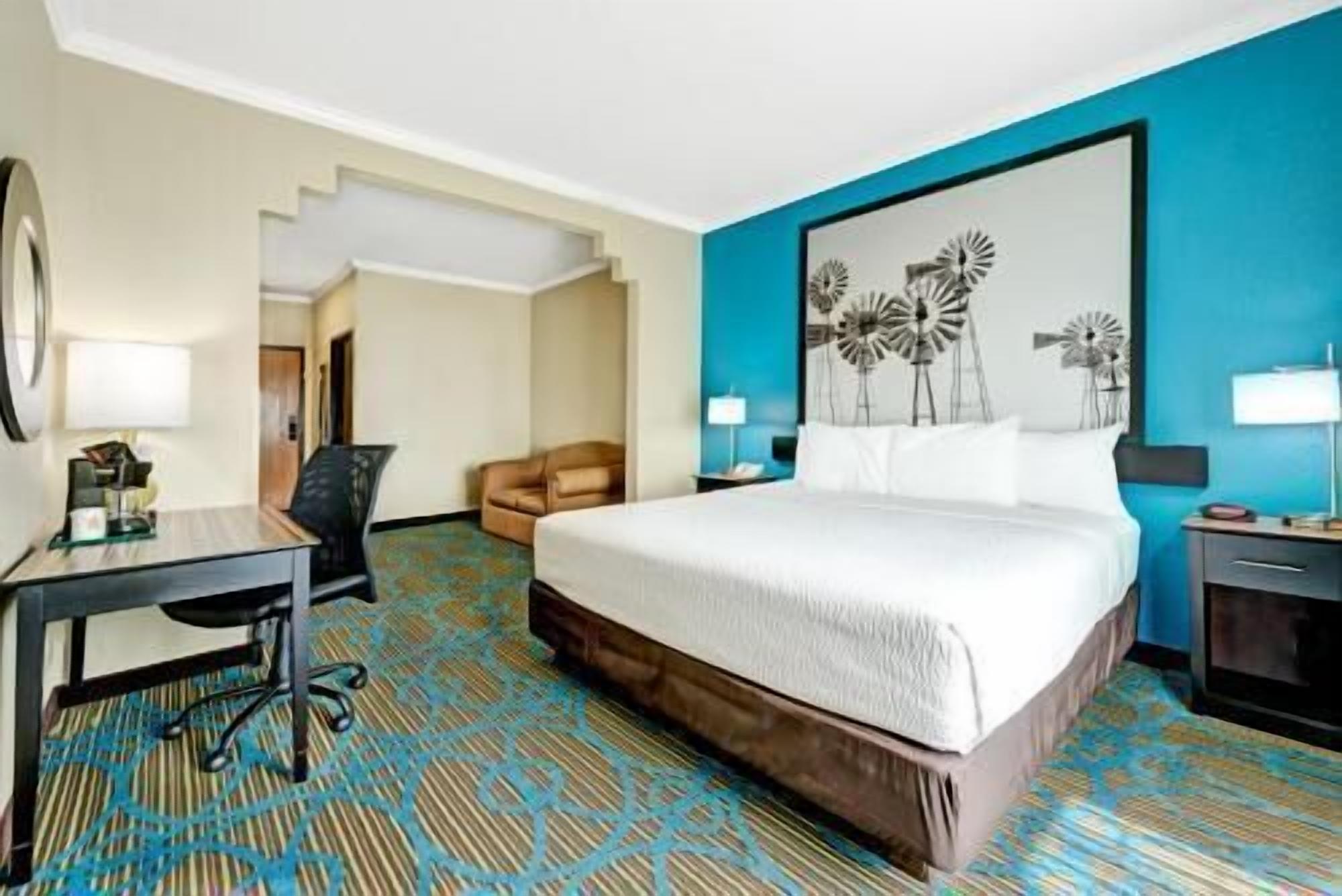 Premium bedding, desk, blackout curtains, free WiFi