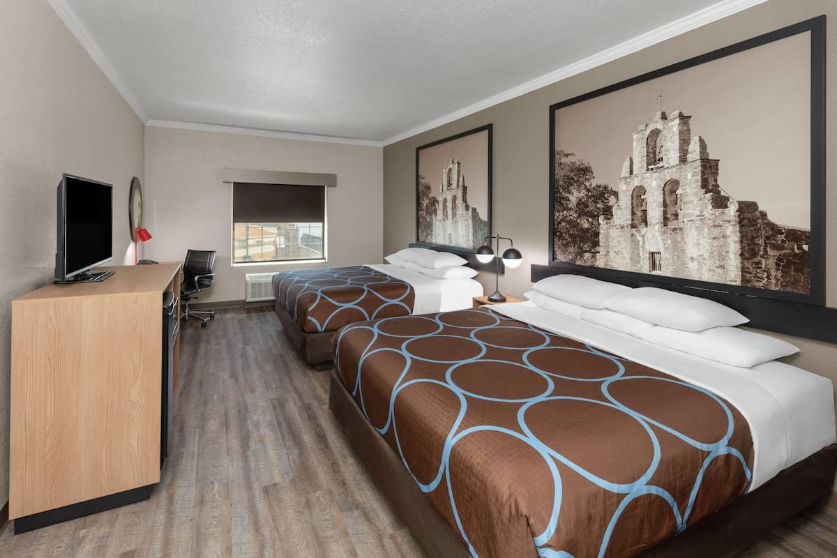 Phòng, không hút thuốc (2 King Beds) | Bộ đồ giường cao cấp, bàn, màn/rèm cản sáng