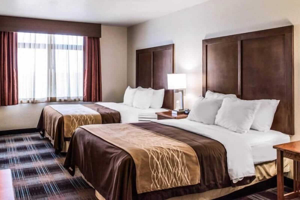 Coffres-forts dans les chambres, bureau, fer et planche à repasser