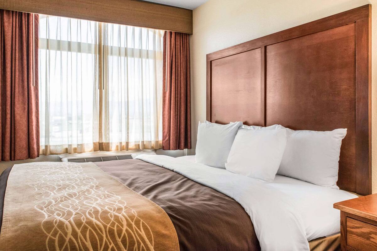 1 king non smoking jetted tub | in-room safe, desk, iron/ironing board, free wifi