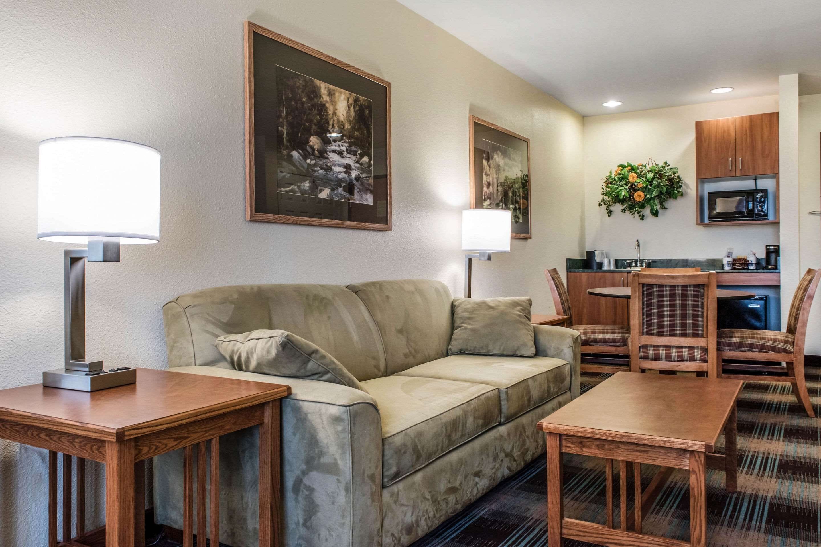 1 king non smoking jetted tub | in-room safe, desk, iron/ironing board, free wifi