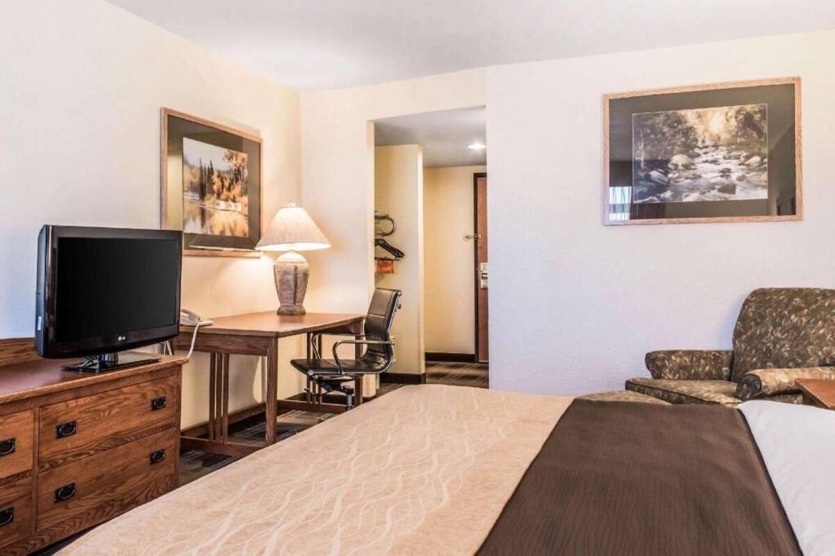 Coffres-forts dans les chambres, bureau, fer et planche à repasser