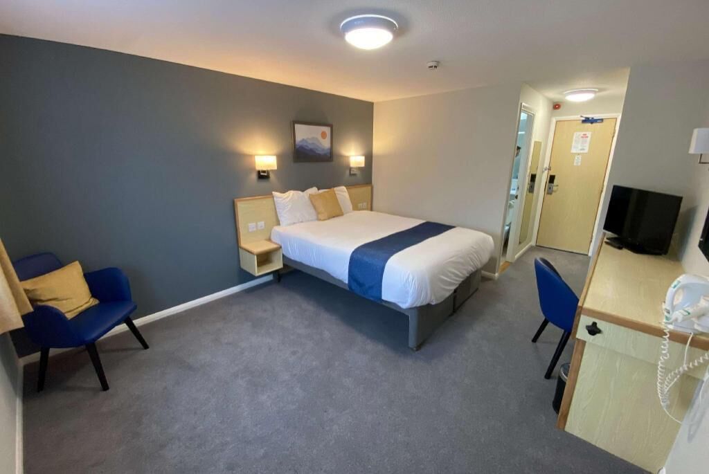Hypo-allergenic bedding, desk, laptop workspace, free cots/infant beds