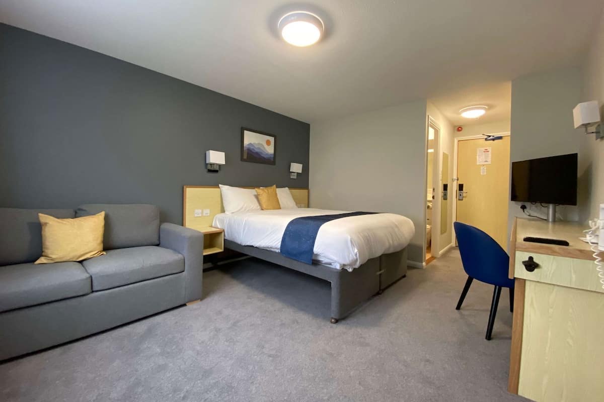 Hypo-allergenic bedding, desk, laptop workspace, free cots/infant beds