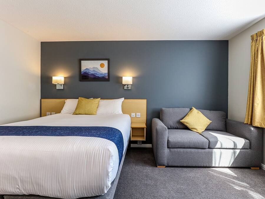 Habitación familiar, 1 cama matrimonial y sofá cama, para no fumadores | Ropa de cama hipoalergénica y escritorio