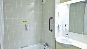 Een badkamer met een bad, wastafel en toilet.
