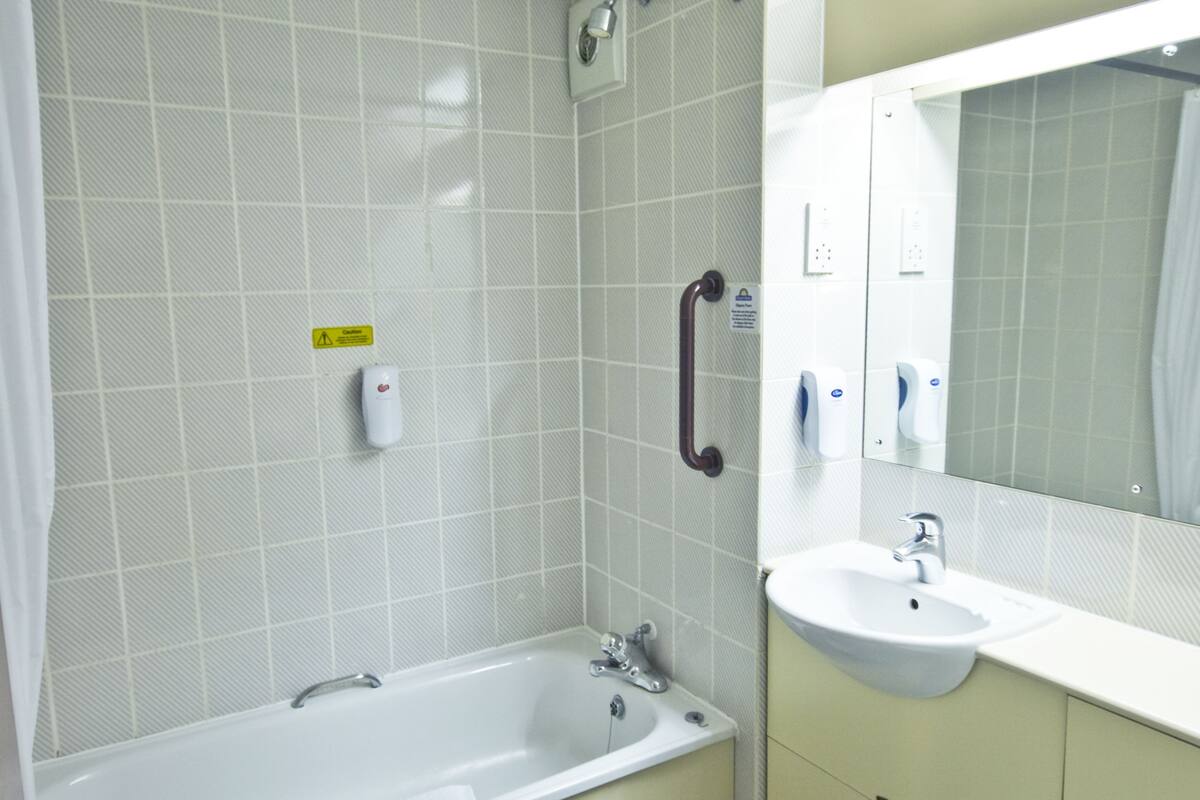 combined shower/bathtub, eco-friendly toiletries, hair dryer, towels