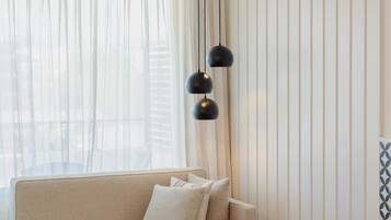Habitación Triple Superior Con Terraza (Spa Access) | Minibar, desk, laptop workspace, blackout drapes