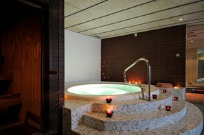 Couples treatment rooms, sauna, hot tub, steam room, Turkish bath
