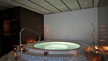 Behandlingsrum för par, bastu, bubbelpool och ångbastu