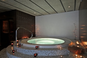 Couples treatment room(s), sauna, hot tub, steam room