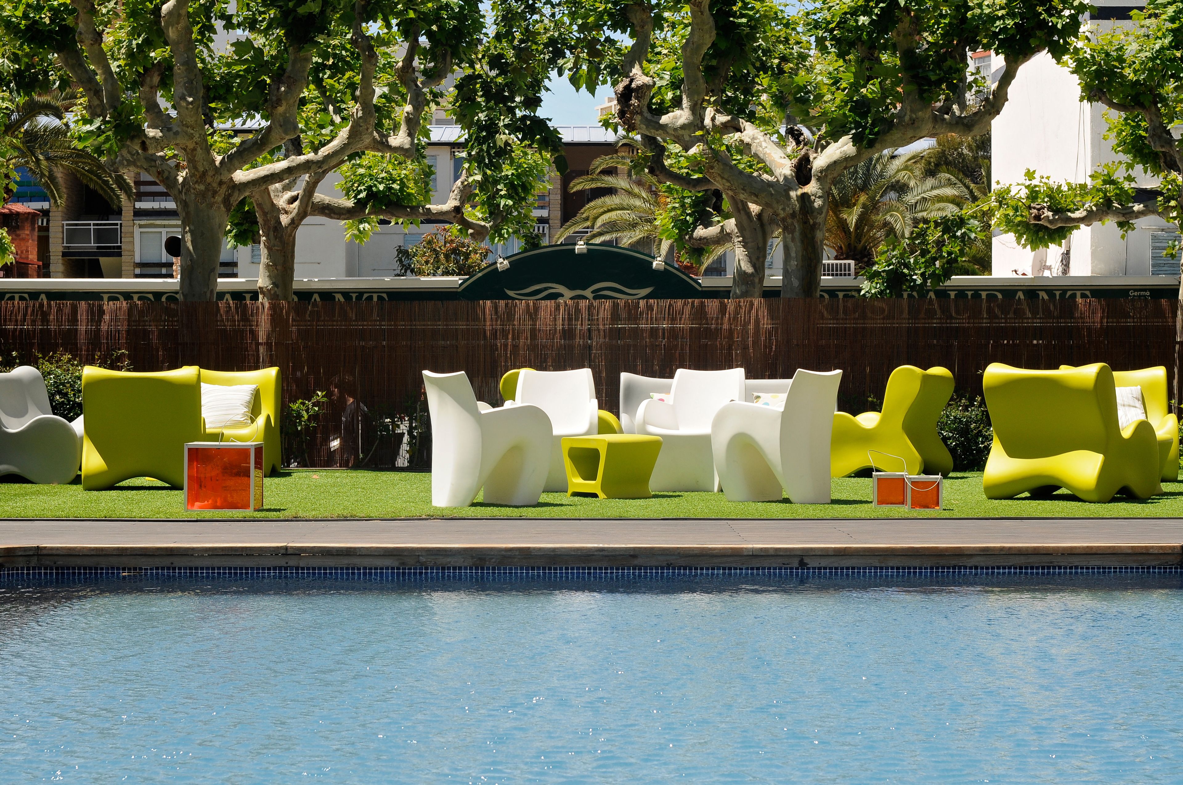 야외 수영장, 수영장 파라솔, 일광욕 의자