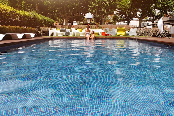 Piscina externa, guarda-sóis, espreguiçadeiras