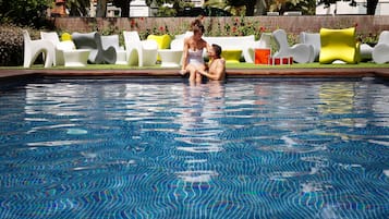 Outdoor pool, pool umbrellas, sun loungers