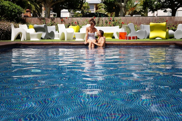 Utomhuspool, parasoller och solstolar
