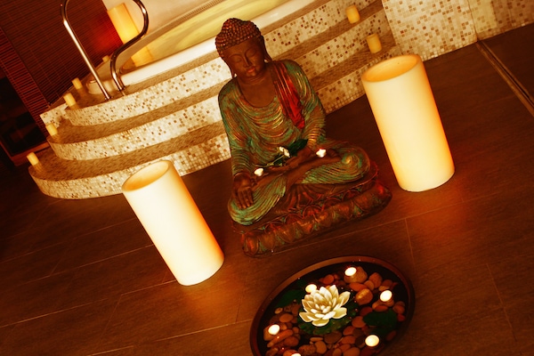 Couples treatment room(s), sauna, hot tub, steam room