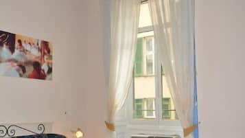Chăn bông, két bảo mật tại phòng, bàn, bàn ủi/dụng cụ ủi quần áo