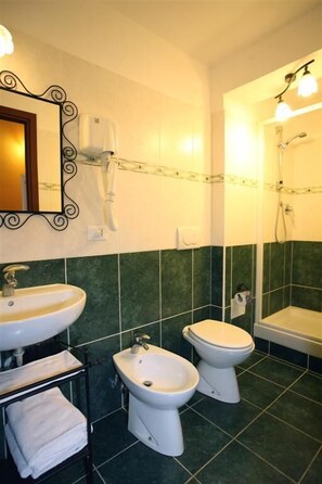 Shower, free toiletries, hair dryer, bidet - Balbi Hotel (Genoa)