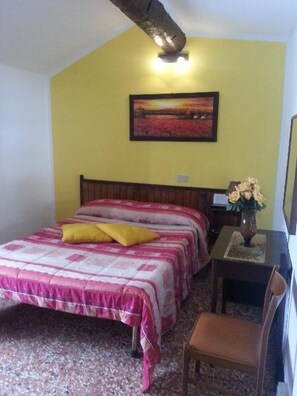 Down comforters, in-room safe, desk, iron/ironing board - Balbi Hotel (Genoa)