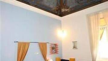 Edredón, caja de seguridad en la habitación y escritorio