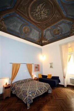 Cubrecamas, caja de seguridad en la habitación y escritorio 