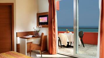 Minibar, coffres-forts dans les chambres, bureau, Wi-Fi gratuit
