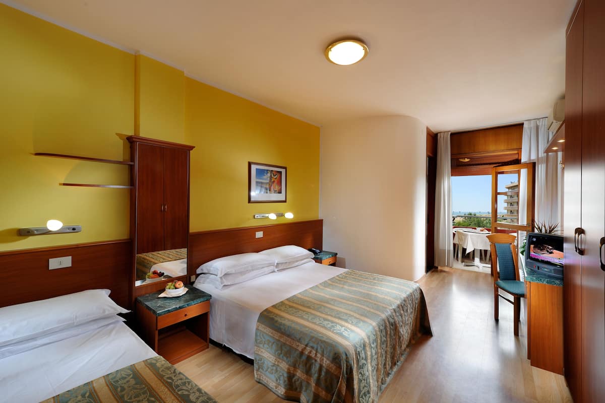 Een minibar, een kluis op de kamer, een bureau, gratis wifi