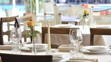 Breakfast, lunch and dinner served