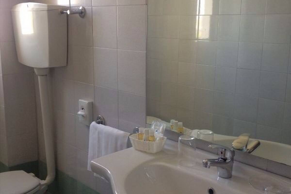 shower, free toiletries, hair dryer, bidet