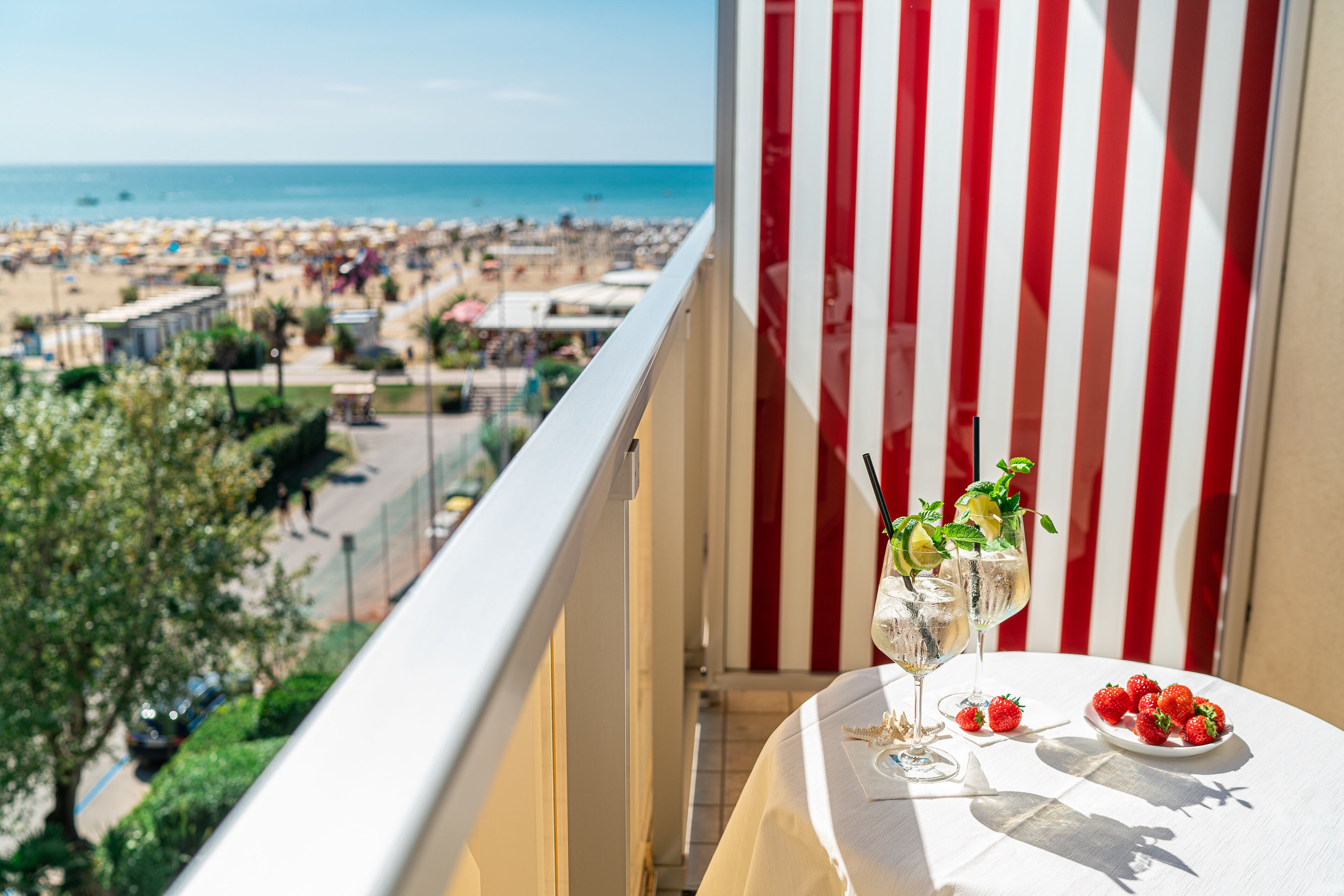 Een minibar, een kluis op de kamer, een bureau, gratis wifi