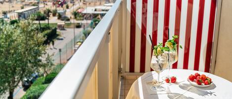 ミニバー、セーフティボックス (室内)、デスク、WiFi (無料)