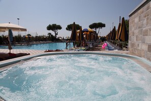 Outdoor spa tub - Hotel Bellevue (San Michele al Tagliamento)