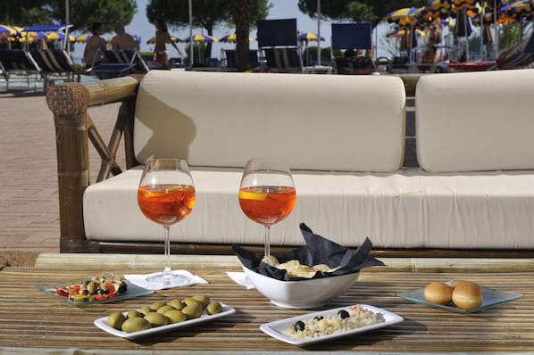 Bar au bord de la piscine