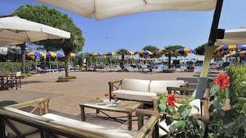 Bar en bord de piscine