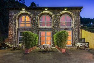 Un edificio in pietra con tre finestre ad arco, con le scritte "Villa" e "Volpi".