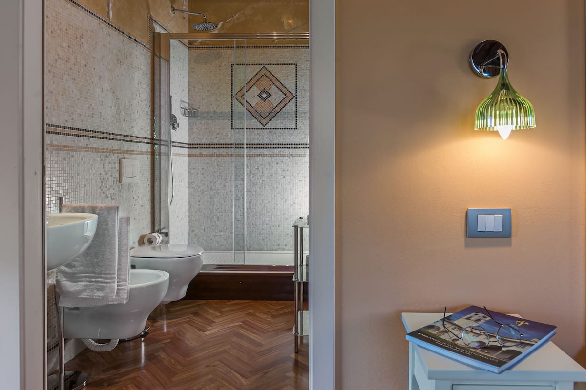 hair dryer, bidet, towels