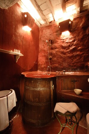 Deluxe Suite | Bathroom | Shower, free toiletries, hair dryer, towels