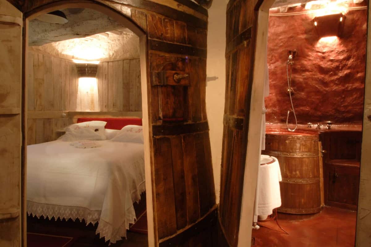 Deluxe Suite | Minibar, in-room safe, iron/ironing board, free cribs/infant beds