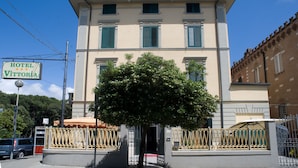 A hotel with a sign reading "HOTEL VITTORIA". - Hotel Vittoria (Viareggio)