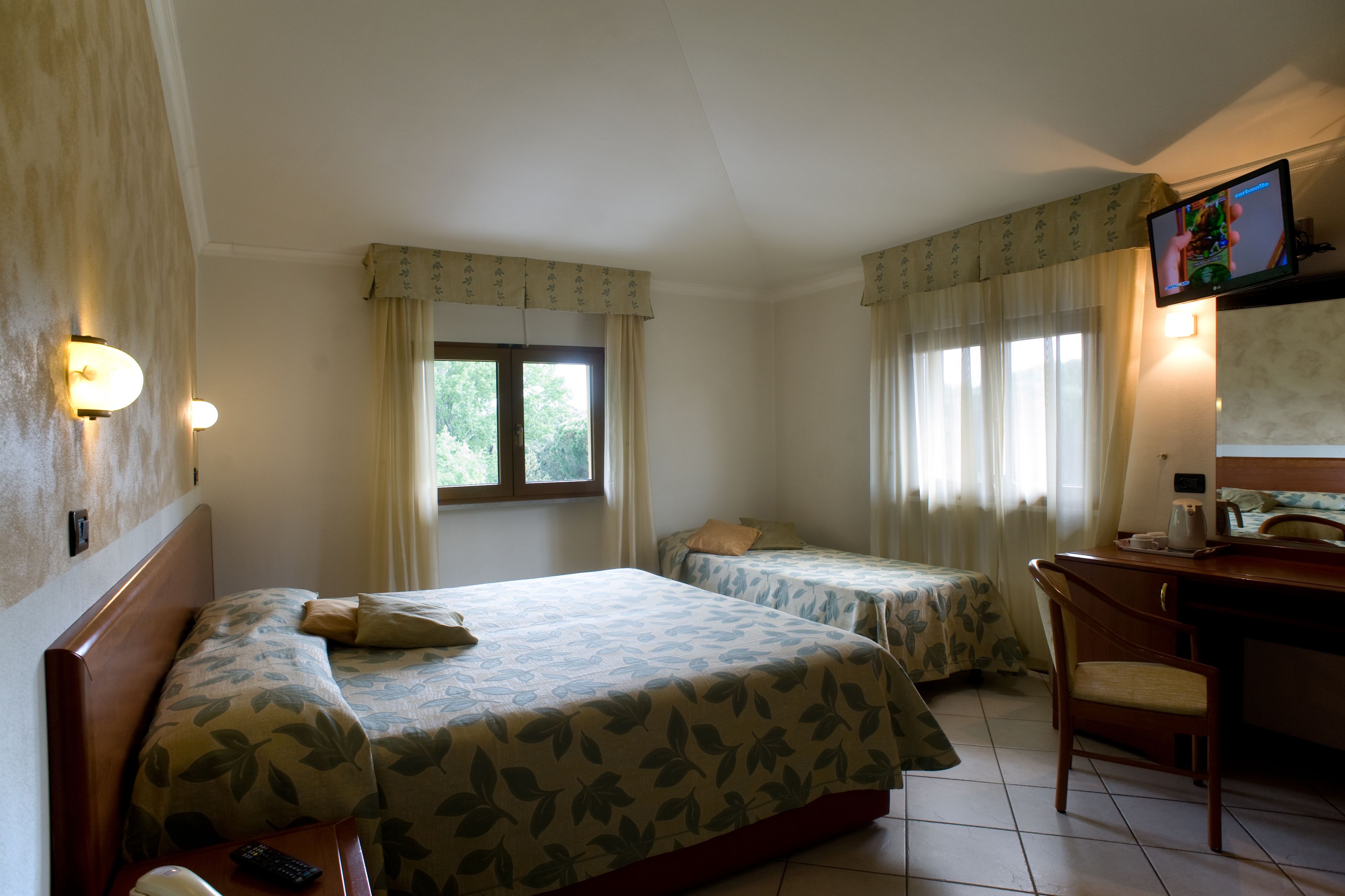 triple room | minibar, in-room safe, desk, cots/infant beds