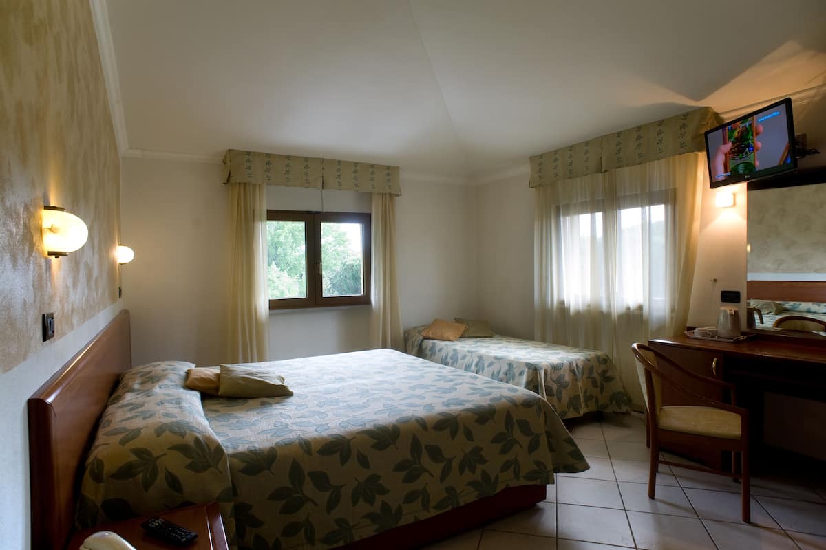 triple room | minibar, in-room safe, desk, cots/infant beds